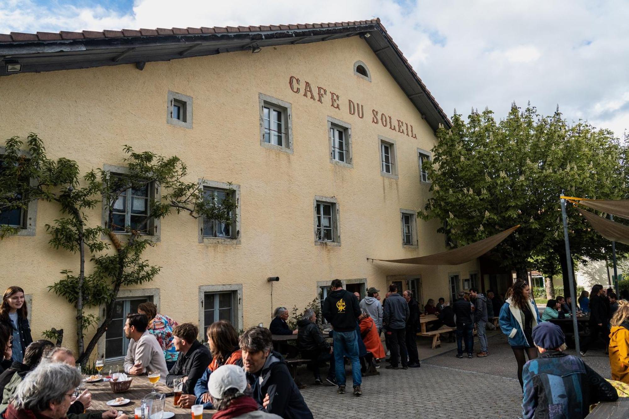Hotel Cafe Du Soleil Saignelégier Esterno foto